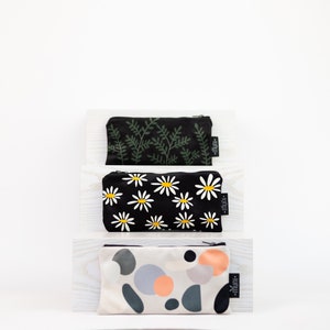 Daisy clutch, makeup pouch, Coin wallet image 6