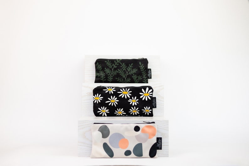 Daisy clutch, makeup pouch, Coin wallet image 6