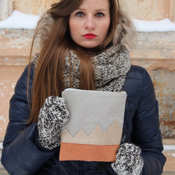 Beige linen and leather pouch