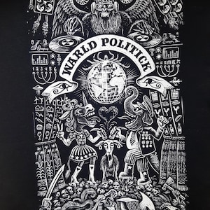以下が含まれることがあります： 「WORLD POLITICK」の文字が入った白黒イラスト。地球儀の上でDJをする翼のある生き物、ユニコーン、ゾウ、ヤギなど、様々な人物やシンボルが描かれています。詳細でグラフィックなスタイルです。
