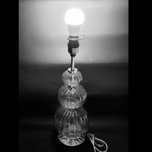 Vintage gerippte und graduierte Glaskugellampe auf Chromsäule und Sockel