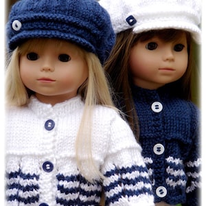Peut inclure: Deux tenues de poupée tricotées, une blanche à rayures bleues et une bleue à rayures blanches. Les deux tenues sont dotées de fermetures à boutons et sont stylées comme des tenues de marin. Les poupées portent les tenues et ont les cheveux blonds et bruns.