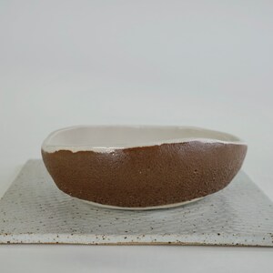 Organisch gevormde multifunctionele kom van geglazuurd keramiek