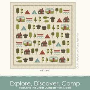 Puede incluir: Un patrón de colcha con temática de acampada con una variedad de imágenes que incluyen una caravana, una tienda de campaña, árboles y bellotas. La colcha mide 65 pulgadas por 66 pulgadas y se titula "Explore, Discover, Camp" con el texto "Featuring The Great Outdoors from Moda" y "STACY IEST HSU".