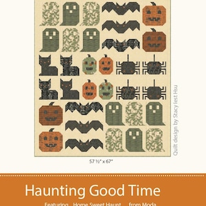 Peut inclure: Une courtepointe sur le thème d'Halloween avec des motifs répétés de fantômes, de chauves-souris, de citrouilles, d'araignées et de chats noirs. La courtepointe mesure 146 cm x 170 cm. Le design est de Stacy Iest Hsu. Intitulé "Haunting Good Time".