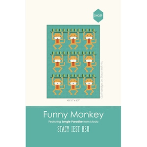 Puede incluir: Un patrón de acolchado con un diseño de nueve monos colgados de una enredadera. Los monos son amarillos y naranjas con ojos marrones y mejillas rojas. El fondo es de color azul turquesa. El patrón de acolchado se titula "Funny Monkey" y presenta la línea de telas "Jungle Paradise" de Moda. El patrón está diseñado por Stacy Iest Hsu.