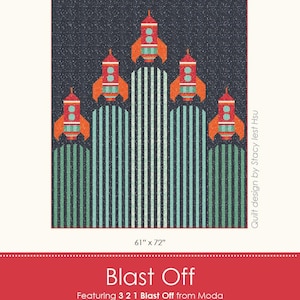 Puede incluir: Un edredón colorido con un diseño de cohetes lanzándose al espacio. Los cohetes son de color naranja y rojo, sobre un fondo azul oscuro con rayas verticales. El edredón mide 155 cm x 183 cm. También se ve el texto "Blast Off" y "STACY IEST HSU".