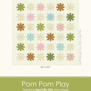 Op de afbeelding: Een quiltpatroon genaamd "Pom Pom Play" met de stoffenlijn "Here Kitty Kitty" van Moda. Het patroon is ontworpen door Stacy Iest Hsu en meet 80 inch bij 80 inch.