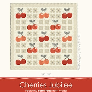 Może przedstawiać: Wzór patchworku z powtarzającym się motywem czerwonych wiśni na kremowym tle z szarym wzorem kwiatowym. Patchwork ma wymiary 52 cali na 52 cali i nosi tytuł "Cherries Jubilee" z kolekcji "Farmstead" od Moda. Projekt patchworku jest autorstwa Stacy Iest Hsu.