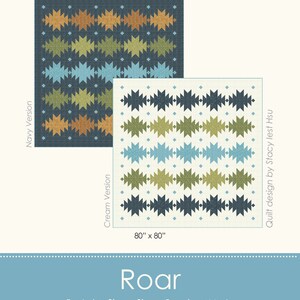 Könnte beinhalten: Zwei Versionen eines Quiltmusters namens "Roar" mit einem geometrischen Design in Blautönen, Grün, Braun und Creme. Der Quilt ist 80 Zoll mal 80 Zoll groß. Das Muster stammt von Stacy Iest Hsu.