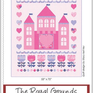 Peut inclure: Un motif de courtepointe rose et bleu représentant un château avec une fenêtre en forme de cœur et une rangée de fleurs. La courtepointe mesure 53 pouces par 75 pouces et est intitulée "The Royal Grounds" mettant en vedette "Once Upon a Time" de Moda par Stacy Iest Hsu.