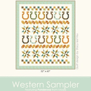 Könnte beinhalten: Ein Quiltmuster namens "Western Sampler" mit der Stofflinie Ponderosa von Moda. Das Muster ist 52 Zoll mal 60 Zoll groß und enthält eine Vielzahl von geometrischen Formen und Farben, darunter Braun, Orange, Gelb, Grün und Blau.