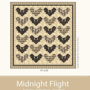 Könnte beinhalten: Ein Quilt-Muster mit dem Titel Midnight Flight von Stacy Iest Hsu, das ein Gitter aus fledermausförmigen Blöcken in Braun-, Creme- und Schwarztönen zeigt. Das Design enthält einen karierten Rand und misst 180 cm mal 183 cm, mit Gothic Haunt Stoff.