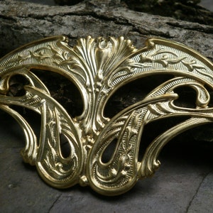 Pièce focale Art nouveau en laiton brut estampé