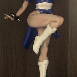 Custom Martial Arts Heroine Figurine – 1:6 Scale Hand-Painted Fighter Statue with Traditional Base – Dynamic Pose Resin Model