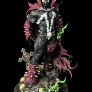 Estatua personalizada de Shadow Knight / superhéroe antiheroico