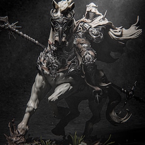 Può includere: Statuetta dettagliata di un cavaliere con armatura ornata a cavallo di un cavallo bianco. Il cavaliere indossa un elmo e un mantello, con una lancia. Il cavallo ha un'armatura dettagliata e un copricapo decorativo. La base presenta piccole piante e rocce.