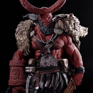 Può includere: Una figura rossa muscolosa con corna, una lunga barba e una pelliccia di lupo. La figura indossa una cintura di cuoio con una grande fibbia di metallo e una collana a catena d'argento con un ciondolo a forma di croce. La figura tiene una grande spada nella mano destra.