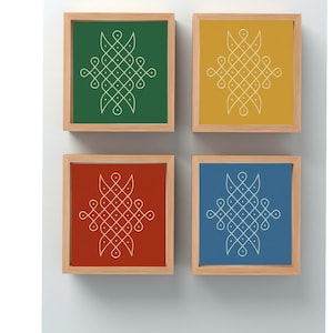 Op de afbeelding: Vier vierkante ingelijste kunstwerken met een wit geometrisch ontwerp op groene, gele, rode en blauwe achtergronden. De frames zijn gemaakt van lichtgekleurd hout. De kunstwerken worden tentoongesteld tegen een witte muur.
