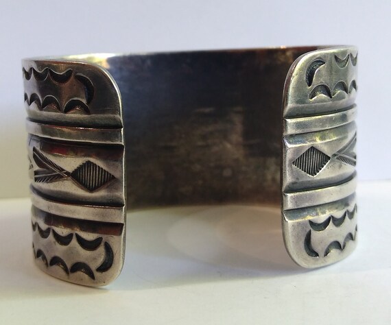 HANDSOME wide vintage NAVAJO Indian stampwork sil… - image 3