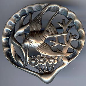 WONDERFUL VINTAGE sterling silver FISH in sea garden clam shell shape pin brooch
