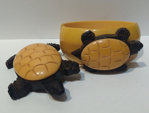 Rare vintage carved yellow Bakelite wood TURTLE P… - image 1