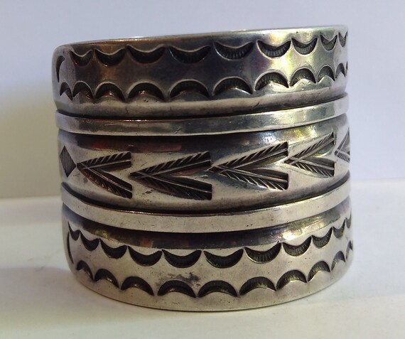 HANDSOME wide vintage NAVAJO Indian stampwork sil… - image 4