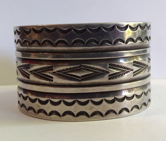 HANDSOME wide vintage NAVAJO Indian stampwork sil… - image 1