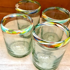 Juego de 4 vasos de cóctel de vidrio reciclado soplado a mano con borde multicolor de arcoíris para margaritas, bodas, fiestas de verano y México.