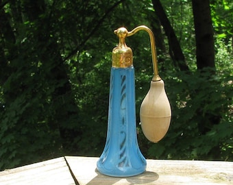 Encantador frasco de perfume atomizador antiguo Art Deco, vidrio satinado azul con diseño de panel negro, década de 1920, completamente operativo, sin marcar DeVilbiss ?