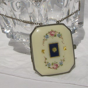 Impresionante cartera pequeña y compacta de estilo Art Déco con esmalte floral antiguo para mujer, incrustaciones de oro, cadena grabada en plata, fabricante desconocido, década de 1920