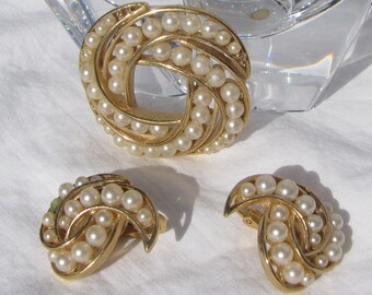 Precioso conjunto de canales de perlas sintéticas TRIFARI de corona vintage Demi Parure, montura en tono dorado, diseño de pergamino, broche de 1,5" y pendientes de clip de 1" a juego