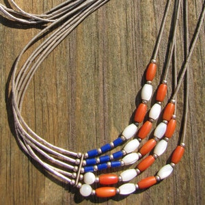 Incroyable collier vintage des années 1970 à 5 brins en argent sterling liquide avec perles en tube, drapeau américain en pierre rouge, blanche et bleue, extrémités coniques en argent sterling