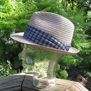 Very Nice Vintage DOBBS Fifth Avenue Straw Weave Men&#39;s Fedora Hat, Size 6 7/8, Panama Style, Light Brown-Gray w Blue Paisley Ribbon