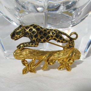 Broche vintage de leopardo o guepardo con cartela firmada por FLORENZA, gato moteado grande sobre tronco dorado con flores, ojo de diamante de imitación verde, joyería de los años 80