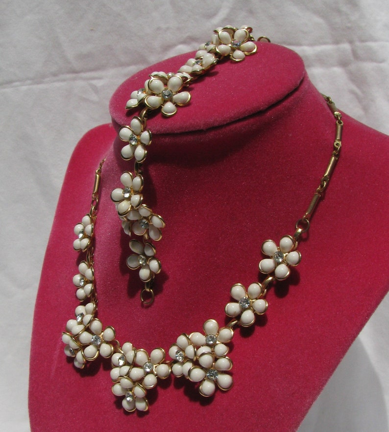 Gold Bordered White Petal Flowers with Rhinestone Center Adjustable Length Necklace and Matching Bracelet Lovely 1960/'s Floral Demi Parure