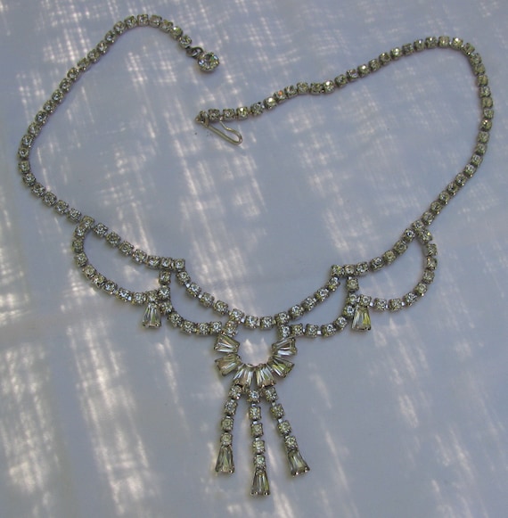 Breathtaking Un-Signed Vintage Draping Chain Tass… - image 10