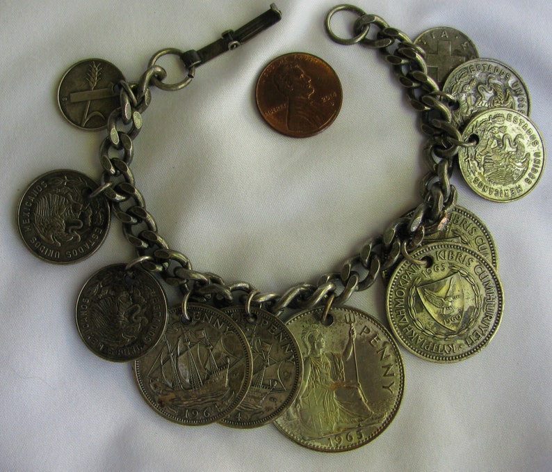 Retro Jangle!! Fantastic World Coin Charm Bracelet Great Britain Cyprus Switzerland Mexico Early 1960/'a Coins