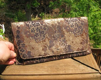 Cartera de mano para mujer "Lennox Bags", de finales de la década de 1950 y principios de la de 1960, con estampado floral, etiquetada en marrón dorado metalizado, 26,7 x 14 cm. Accesorio único.