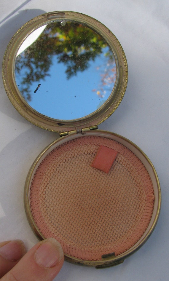 Unique, Lovely and Vintage Ladies Powder Compact,… - image 8