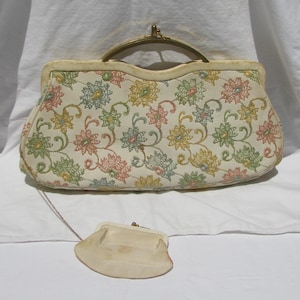 Impresionante bolso largo vintage "Magid" para mujer, años 50, con cierre de barra en el asa, bordado floral pastel, color blanco roto y monedero con cadena.