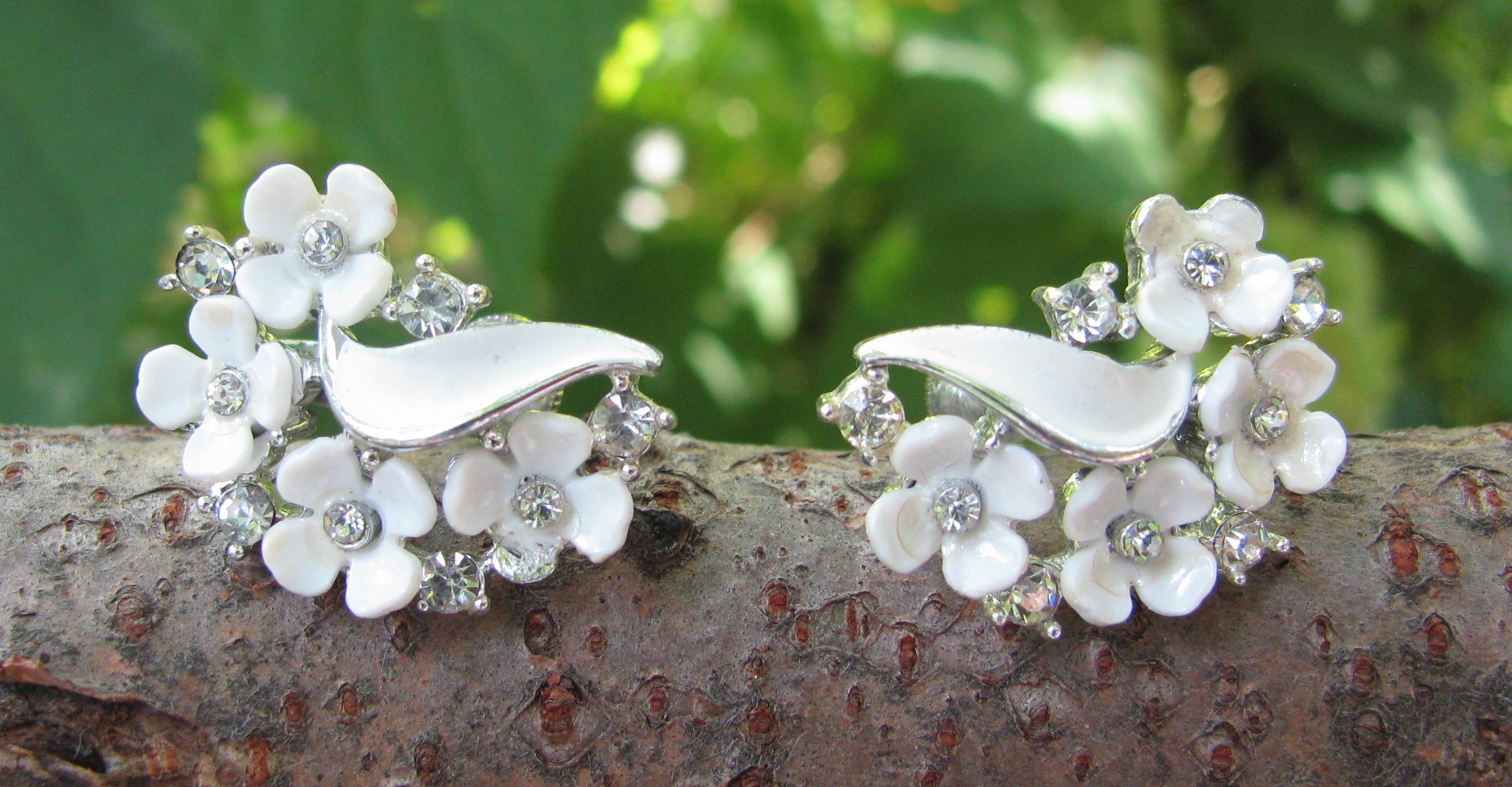 【VINTAGE HOLLYWOOD】White Blossom Ribbon Earrings☆追跡付 Lovely LISNER Signed Vintage White Thermoset Floral Petite