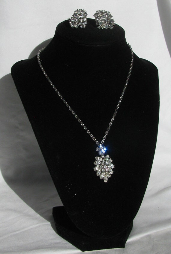 Stunning Pre-1955 Crown TRIFARI Faux Diamond Pend… - image 3