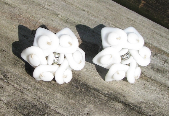 Vintage 1950's Beautiful White Milk Glass Linen T… - image 10