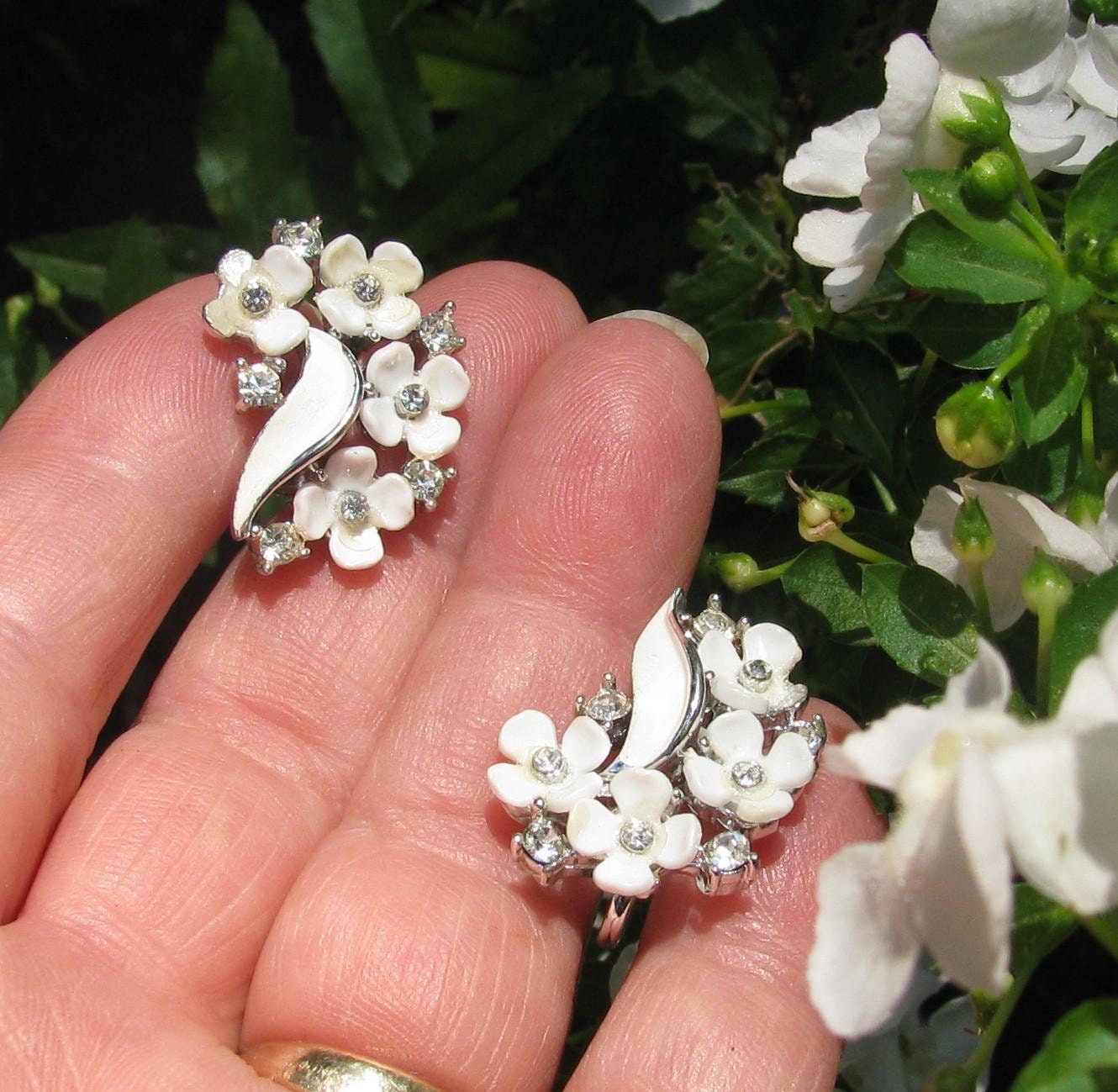 Lovely LISNER Signed Vintage White Thermoset Floral Petite