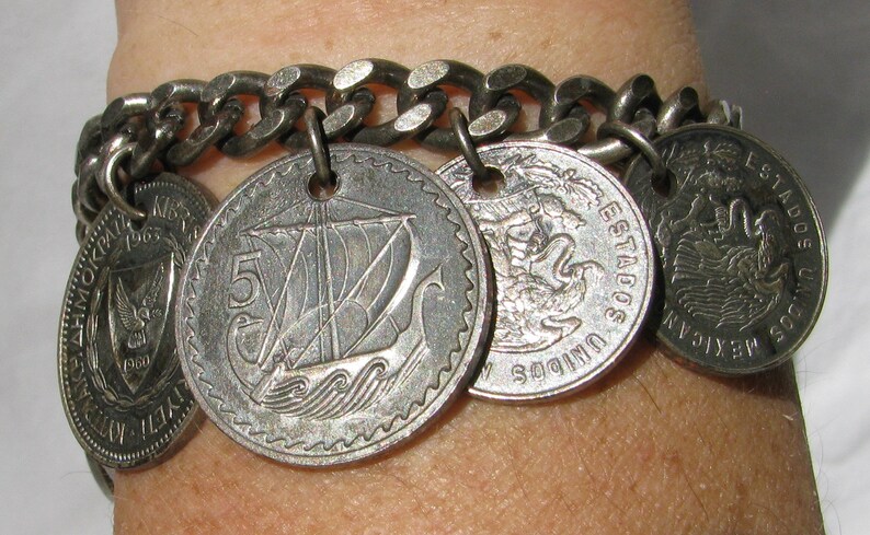 Retro Jangle!! Fantastic World Coin Charm Bracelet Great Britain Cyprus Switzerland Mexico Early 1960/'a Coins