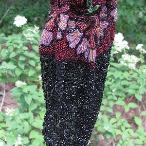 Impresionante bolso antiguo Art Decó con cuentas de vidrio negras y cordón ajustable, década de 1920, retícula de noche, monedero, estampado floral en rojo oscuro y rosa, reparación menor