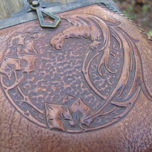 Increíble bolso de mano de cuero antiguo para dama del oeste, hecho a mano, monedero, pájaro con plumas largas y motivo de hiedra, cierre con dije colgante, accesorio de la década de 1900