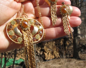 Lovely 1950's Vintage WEISS Signed Cartouche Rhinestone Demi Lovely 1950's Vintage WEISS Signed Cartouche Rhinestone Demi