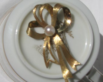 Séduisante broche à nœud vintage « KREMENTZ », années 1940, rubans texturés dorés tourbillonnants avec centre Pearl Bud, 2 » par 1,25 »